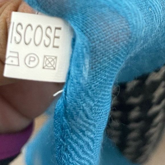 Printed viscose scarf - Picture 7 of 7